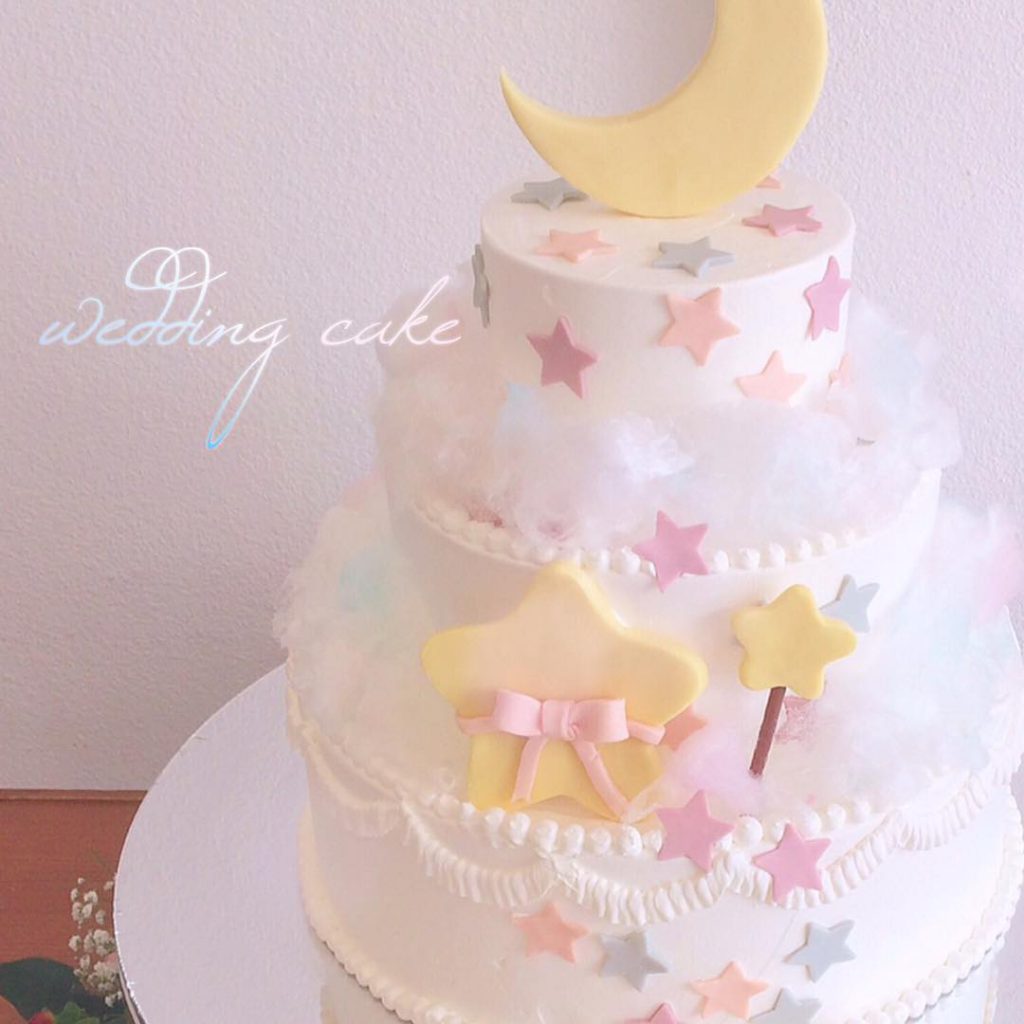 パステルカラーの星が可愛いウェディングケーキ