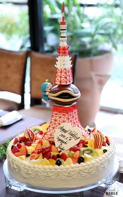 ドラえもんと東京タワーのウェディングケーキ