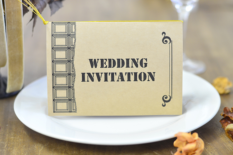 クラフト紙のチョコ菓子風パッケージの結婚式手作り招待状キット